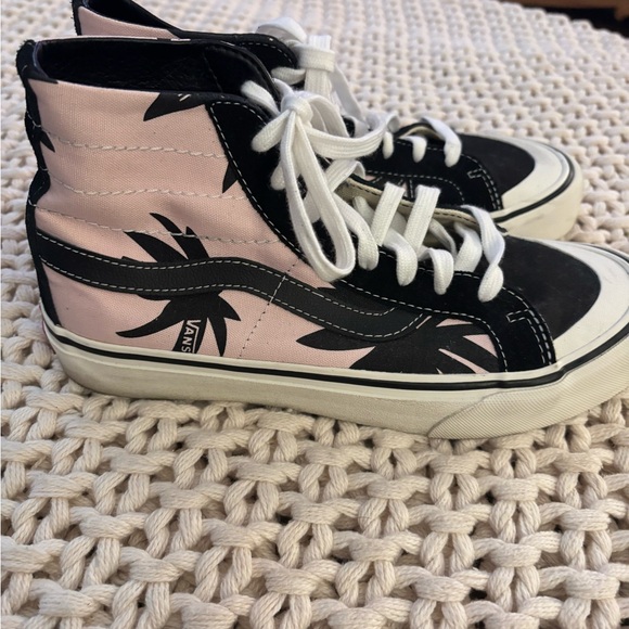 Vans Shoes - Vans Fun Stylish High-Top Sneakers. Great Condition!  Women’s SZ 7.5 Men SZ 6.